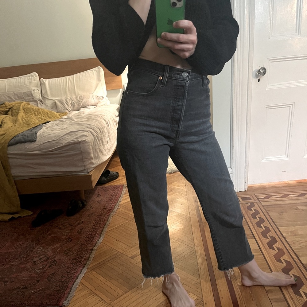 Levis straight ribcage black size 26 short cropped raw edge